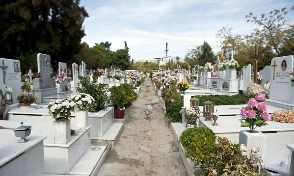 Θεσσαλονίκη: Κλέβουν ακόμη και μπουκάλια με λάδι από τα νεκροταφεία